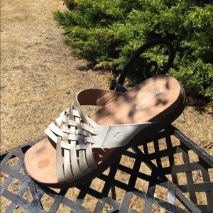 Easy spirit two tone slip on flat sandals